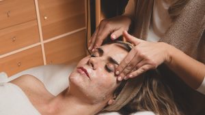 Cuidado facial para piel radiante y saludable en estética en Carcaixent